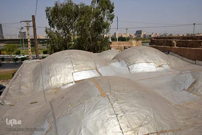 گنبدهای مسجد آجری بوده و چون سقف مسجد دچار و نم و آسیب شده بود، ایزوگام شد که البته ظاهری نازیبا دارد.