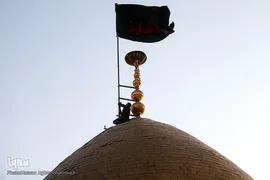 مراسم برافراشته شدن پرچم عزای حسینی بر گنبد آستان مقدس حضرت عبدالعظیم حسنی(ع) در شهر ری