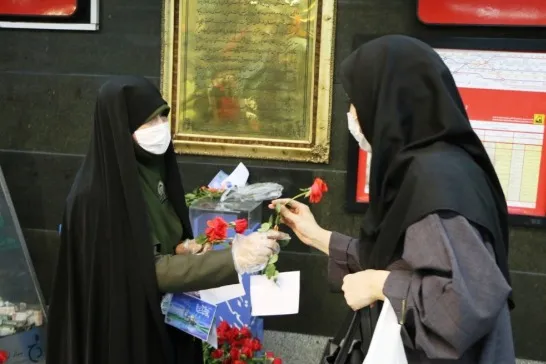 اهدای گل به بانوان مسافر مترو به مناسبت روز دختر