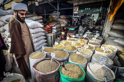 خرید گندم سمنو از بازار توسط طلبه روحانی