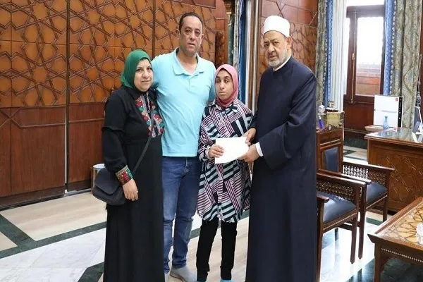 إجازة أزهرية لمصرية من أصحاب الهمم في حفظ القرآن كاملاً