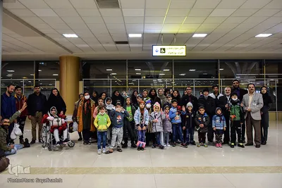 عکس کودکان مبتلا به سرطان و خانواده هایش در فرودگاه مشهد