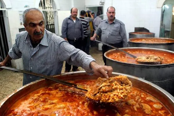 توزیع 22 هزار غذای نذری بین نیازمندان شهر الخلیل