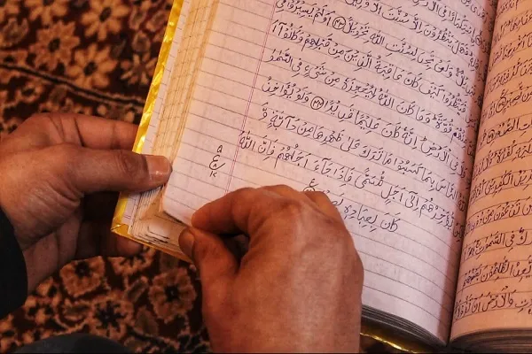 شابّ كشميري يخطّ القرآن كاملاً بخطّ یده في أقلّ من الشهرین + صور