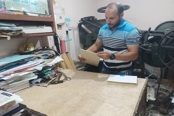 Mısırlı gencin Kur’an ciltlemesinde 20 yıllık tecrübesi