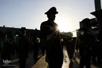 اهتزاز پرچم عزا بر فراز گنبد فيروزه‌اي آستان شاهچراغ(ع)
