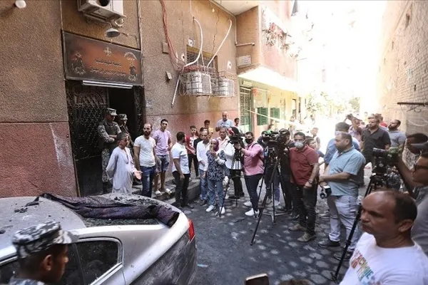 Mısır'daki kilise yangınında ölenlerin ailelerine ve yaralılara tazminat ödenecek