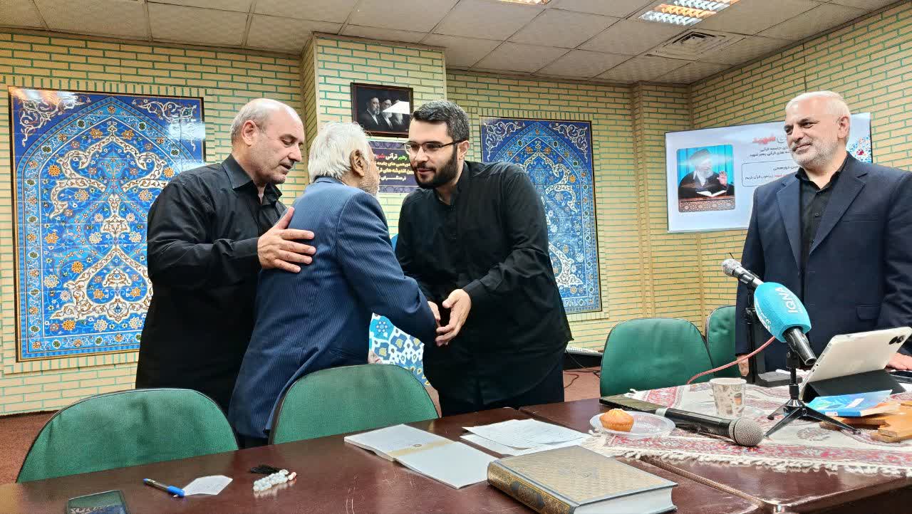 اندیشه «رهبر شهید» سراسر قرآنی است؛ باید از انس با قرآن به زیست قرآنی برسیم اندیشه «رهبر شهید» سراسر قرآنی است؛ باید از انس با قرآن به زیست قرآنی برسیم