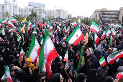 اجتماع بیعت شیرازی ها با سومین رهبر انقلاب