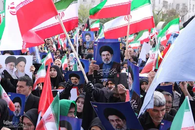اجتماع بیعت شیرازی ها با سومین رهبر انقلاب