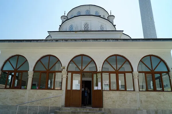 Sarıyer'de ibadete kapatılan caminin kapıları, hayır için ihtiyaç sahiplerine açıldı
