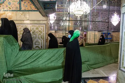 خدام بخش انتظامات حریم رضوی در سه شیفت صبح، عصر و شب به  زائران بارگاه منور رضوی ارائه خدمت می کنند. 