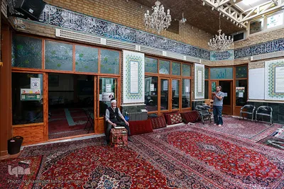 مسجد ملک آباد به علت واقع شدن در فضای بازار همه روزه تا ساعاتی بعد از اقامه نماز جماعت ظهر و عصر باز می باشد تا  رهگذران نیز بتوانند نمازشان را در مسجد بخوانند