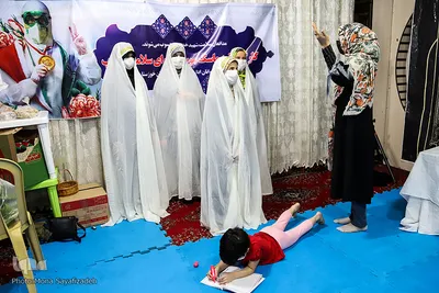 گروه سرود مؤسسه «جوانان علمدار جنوب»  در حال تمرین برای اجرا در روز اربعین است.