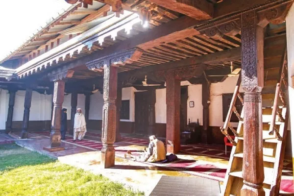 Restored Historic Mosque in NE Pakistan Attracts Tourists, Residents