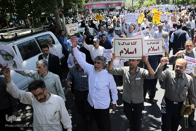 راهپیمایی نمازگزاران تهرانی در حمایت از شیخ عیسی قاسم، رهبر شیعیان بحرین