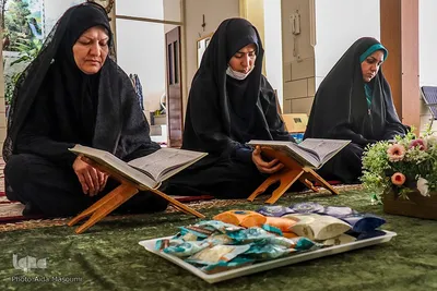 محافل انس با کلام الله مجید در منزل خانواده‌های شهدای حرم مطهر شاهچراغ(ع)
