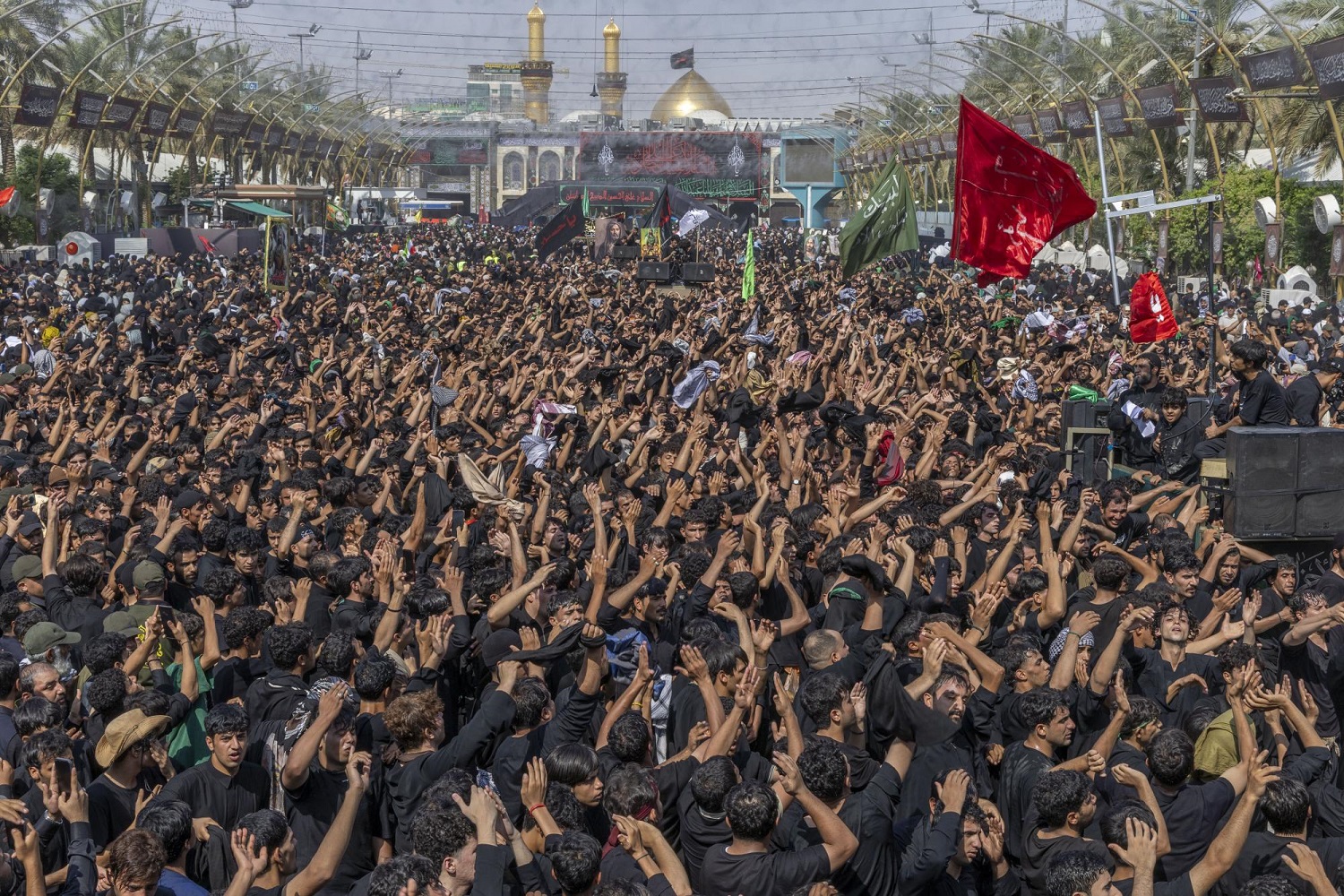 الزائرون يحيون ذكرى أربعين الإمام الحسين (ع) عند المرقدين الطاهرين + صور الزائرون يحيون ذكرى أربعين الإمام الحسين (ع) عند المرقدين الطاهرين + صور