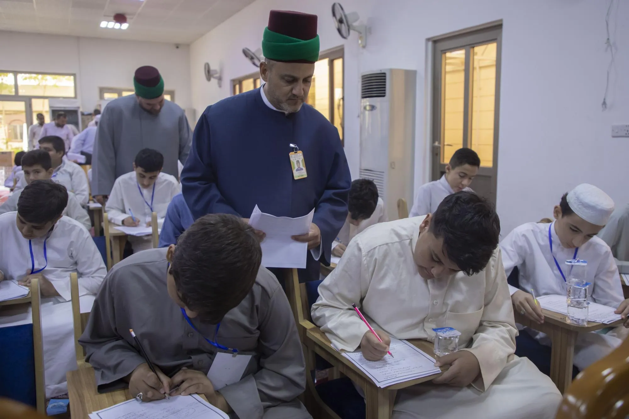 الاختبارات النهائية لطلبة الدورات القرآنية الصيفية في كربلاء + صور