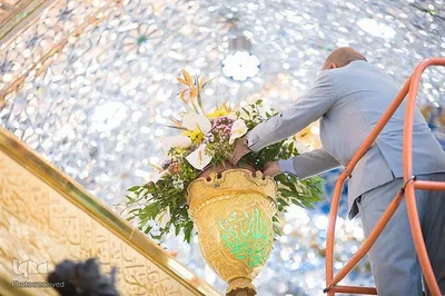 Heiliger Schrein von Imam Hussain (as.) mit Blumen geschmückt