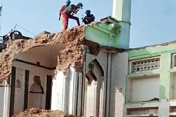 Hindistanlı Müslümanlardan tarihi caminin yıkılmasına tepki