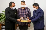 اهدای مدال جواد فروغی به موزه حرم مطهر رضوی
