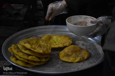 پخت و توزیع نان محلی در سمنان