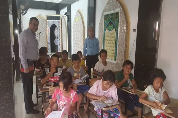 Filipin İmam Rıza (as) camiine Kur'an-ı Kerim hediye edildi
