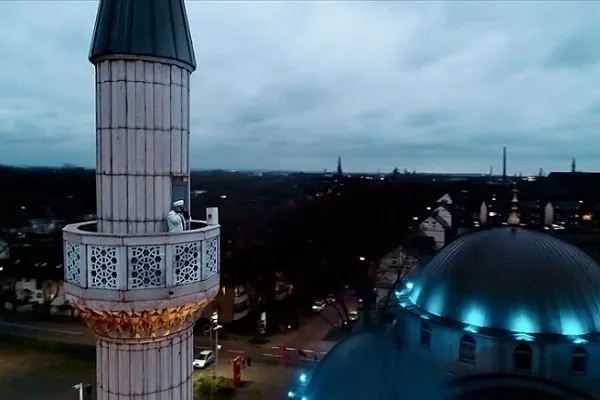 Almanya ve Hollanda'da Müslümanlara hoparlörden ezan jesti