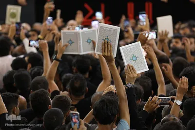 برافراشتن قرآن کریم همزمان با تعویض پرچم گنبد امام حسین(ع)