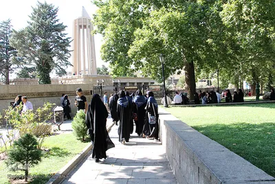 بازدید شرکت کنندگان مسابقات قرآن دانش آموزی از آرامگاه بوعلی سینا
