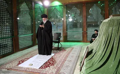 حضور رهبر معظم انقلاب در مرقد مطهر امام راحل و گلزار شهدای بهشت زهرا