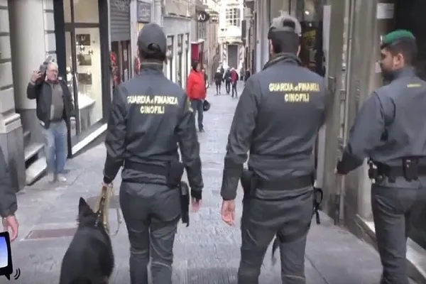 إيطاليا.. اعتقال 10 أشخاص بينهم إمام مسجد بتهمة تمويل الإرهاب
 