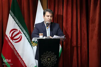 مرتضی رکن‌آبادی برادر شهید غضنفر رکن‌آبادی در مراسم رونمایی از کتاب شعر منا منهای بسیاران