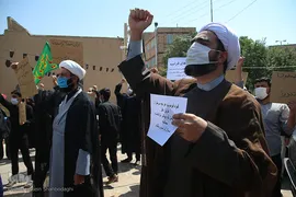 تجمع اعتراضی طلاب و دانشجویان قم در پی هتک حرمت روزنامه فرانسوی به پیامبر اسلام(ص)