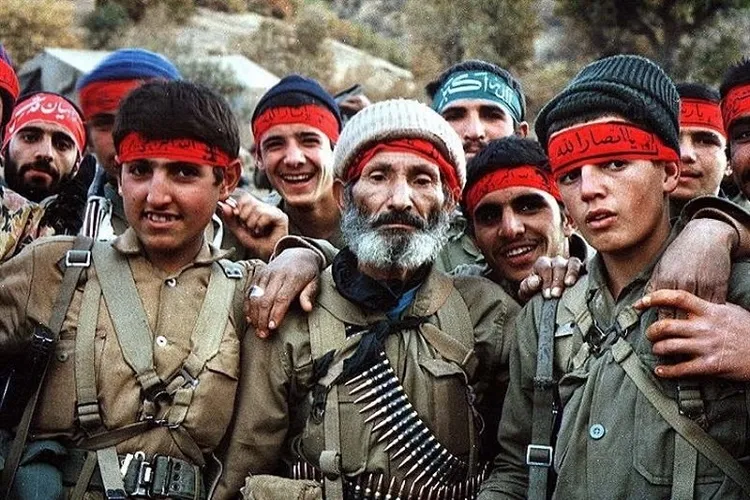 پیشکسوتان عرصه ایثار و شهادت نقش مهمی در انتقال معارف دفاع مقدس دارند