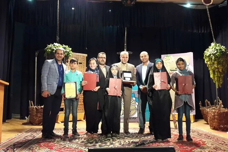 تجلیل از كتابخوانان برگزیده روستای دوستدار كتاب امامزاده بزم/ تشكیل باشگاه «نگین فیروزه‌ای»