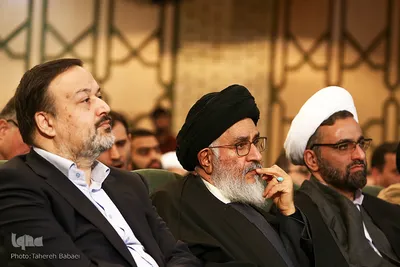 از راست حجت الاسلام والمسلمین حسینعلی سعدی، رئیس دانشگاه امام صادق(ع)، آیت‌الله سیدمصطفی محقق داماد، رئیس گروه علم و عضو پیوسته فرهنگستان علوم ایران، دکتر محمدرضا فراهانی، معاون فرهنگی و دانشجویی وزارت بهداشت در نشست علمی جستاری در روایات طبی در پرتو ملاحظات فقهی-اصولی