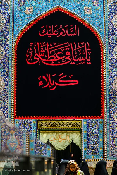 نصب پرچم های سیاه در آستان مقدس امام حسین(ع)