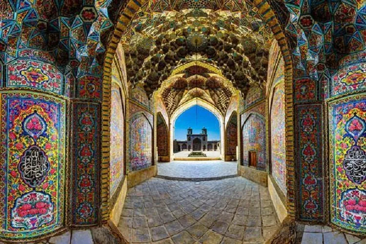 طنین نوای قرآن در زیباترین مسجد ایران / حرمت مساجد را حفظ كنیم
