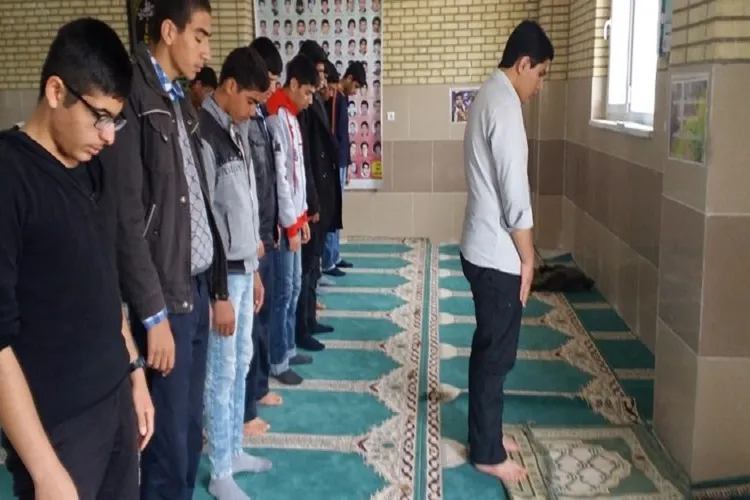 اقامه نماز جماعت در 2500 مدرسه گیلان
