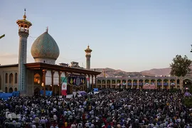 حضور رئیس جمهور در شاهچراغ و دیدار با خانواده شهدا