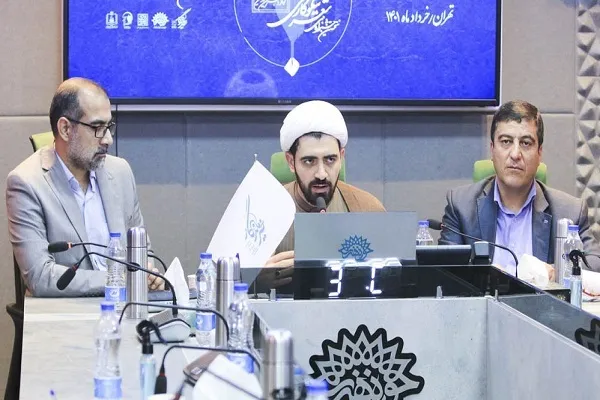 استناد به آیات و احادیث در اشعار چشمگیر است