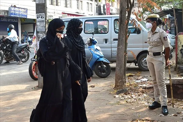 Hindistan'da başörtüsü yasağı nedeniyle eğitime ara veren okullar yeniden açıldı