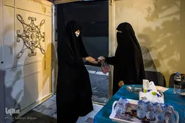 مراسم‌های عزاداری محرم امسال به علت شیوع ویروس کرونا حال و هوای دیگری به خود گرفته است. رعایت پروتکل های بهداشتی و فاصله گذاری در بیشتر مراسم‌ دیده می‌شود