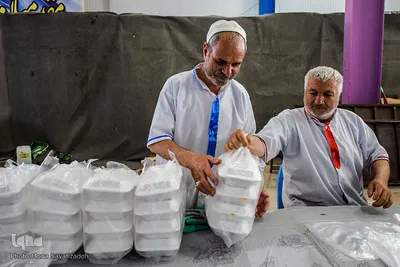 پخت غذا برای سیل‌زدگان خوزستانی توسط مواکب خمینی‌شهر