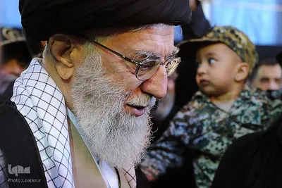 حضور رهبر معظم انقلاب در کنار پیکر شهید حججی