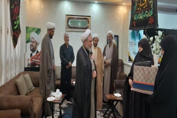 تجلیل مسئول سازمان بسیج اساتید، طلاب و روحانیون از خانواده شهید استاد