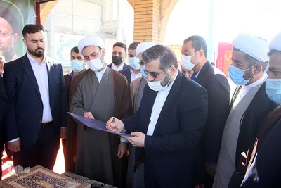 حضور وزیر ارشاد در حرم علی‌بن مهزیار اهوازی