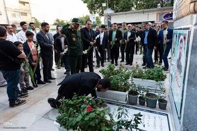 غبارروبی ضریح مطهر امامزاده حسن (ع)